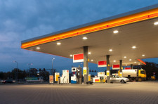 Tankstelle vor Abendhimmel